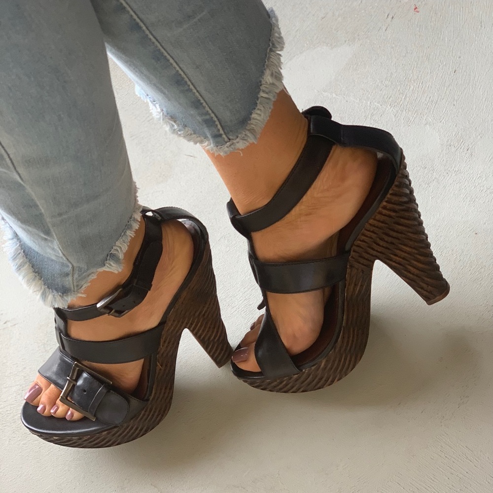 Brazil Made Light As Air Platform Leather Sandal - Picture 2 of 7